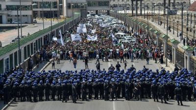 Algérie: l'armée appelle au "dialogue" et à des "concessions mutuelles"
