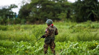 Un soldat birman patrouille dans l'Etat Rakhine, en septembre 2018
