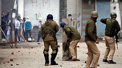 مقتل شخص وإصابة عشرات بعد إطلاق قوات هندية النار خلال احتجاجات في كشمير