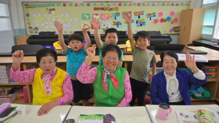 En Corée du Sud, des grands-mères en primaire