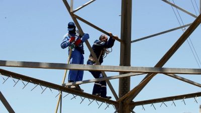 Au sud de la capitale libyenne, mission à haut risque sur les pylônes électriques