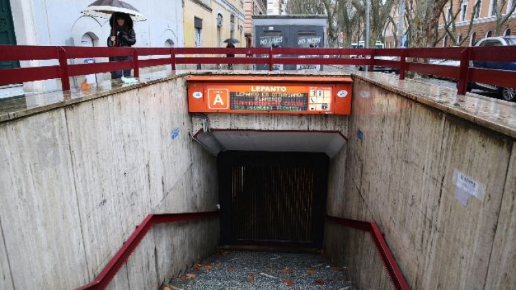 Donna muore sotto convoglio metro a Roma