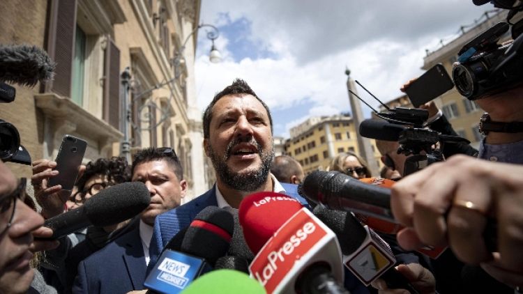 Migranti: Salvini contro giudice Firenze