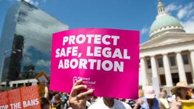 Missouri: des Américains défilent pour sauver la seule clinique pratiquant des IVG