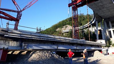 Ponte, giù trave 11 tra pile strallate Ponte, giù trave 11 tra pile strallate