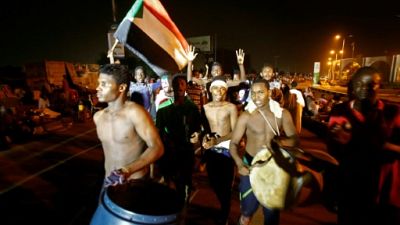 Soudan: l'armée ferme Al-Jazeera, poursuite des manifestations à Khartoum Soudan: l'armée ferme Al-Jazeera, poursuite des manifestations à Khartoum