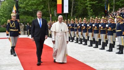 En Roumanie, accueil chaleureux pour le pape qui prêche le dialogue