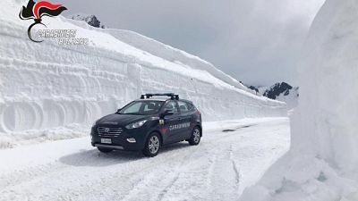 Gazzella carabinieri tra muri di neve Gazzella carabinieri tra muri di neve