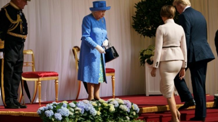 Après l'empereur, la reine: Trump goûte aux fastes de la monarchie 