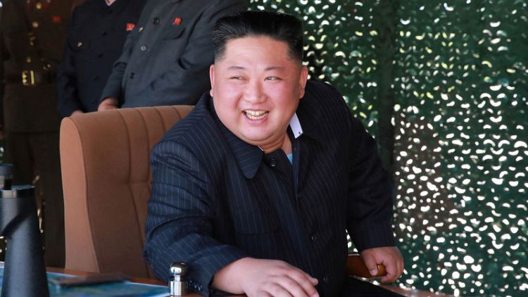 زعيم كوريا الشمالية يزور مصانع لها صلة بتصنيع منصات إطلاق صواريخ