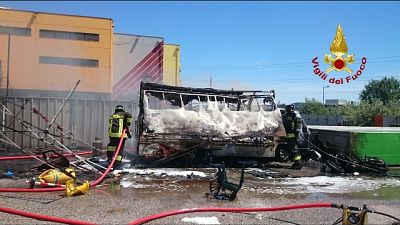 Esplode furgone vendita panini, 4 feriti