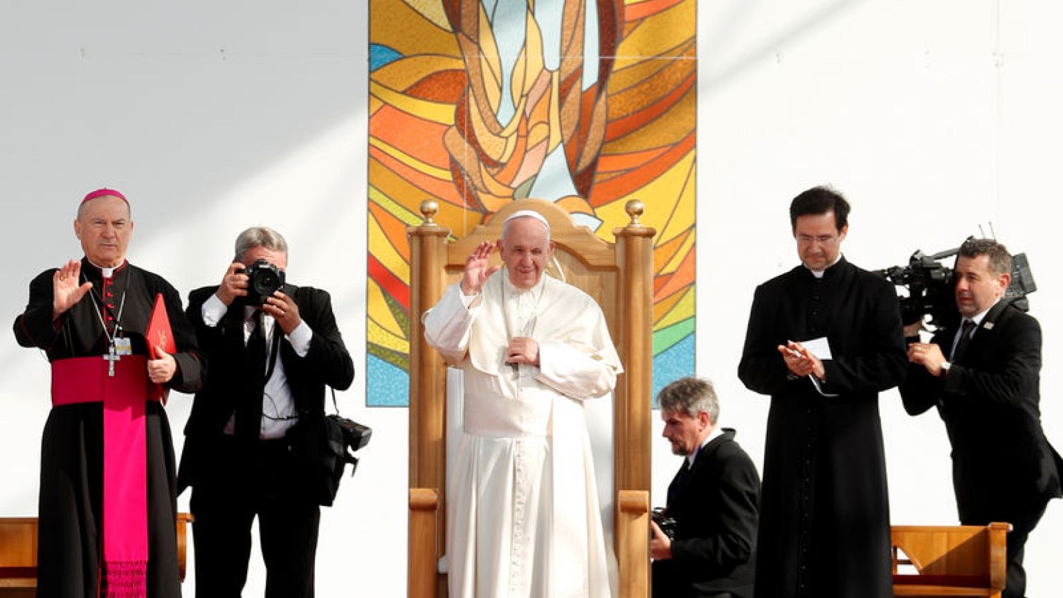 Pope urges ethnic Hungarians, Romanians to put troubles behind them
