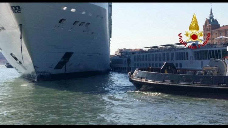 Incidente nave-battello in porto Venezia