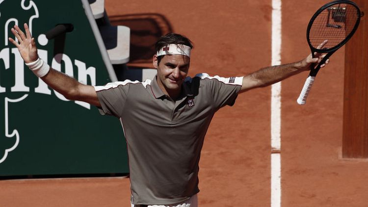 Federer waltzes into French Open last eight