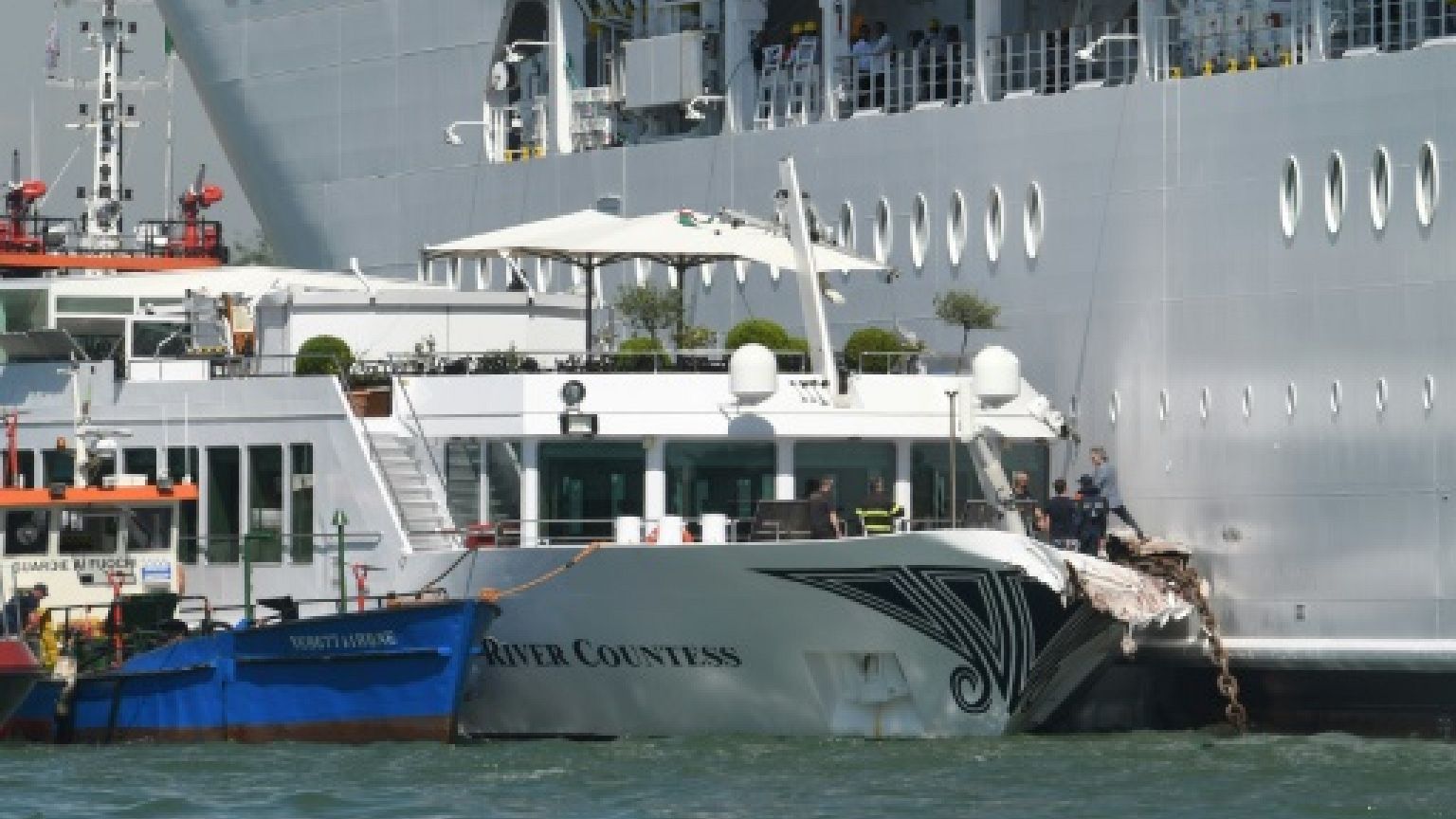 Panique à Venise devant un bateau de croisière géant hors de contrôle  