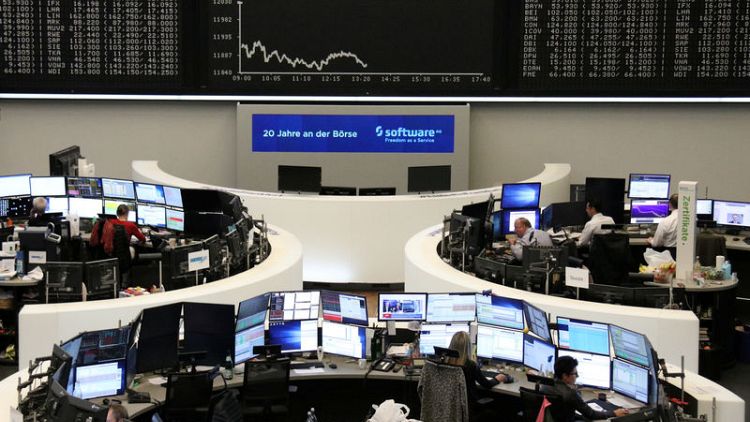 الأسهم الأوروبية تنخفض بسبب مخاوف التجارة وصفقة إنفنيون