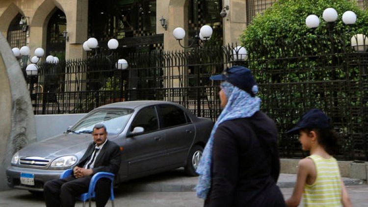 البنك المركزي: مصر ستطرح عطاء لبيع أذون خزانة بقيمة 715 مليون دولار لأجل عام