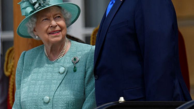 الملكة إليزابيث تستقبل ترامب في قصر بكجنهام
