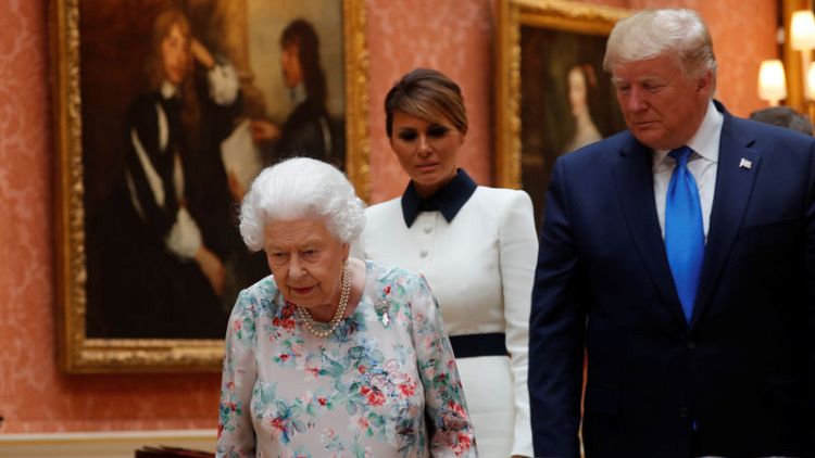الملكة إليزابيث تقيم مأدبة رسمية على شرف الرئيس الأمريكي