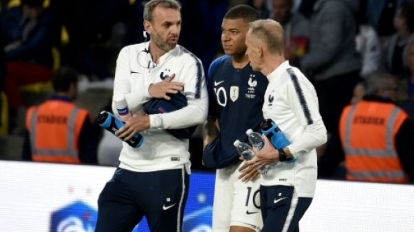 Bleus: entorse "bénigne" pour Mbappé à une cheville Bleus: entorse "bénigne" pour Mbappé à une cheville