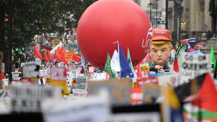 آلاف يحتجون على ترامب في لندن لكنهم أقل من المحتجين العام الماضي