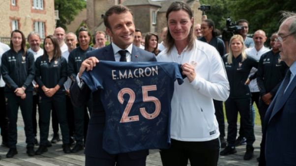 "Jouer ensemble": Macron passe ses consignes aux Bleues "Jouer ensemble": Macron passe ses consignes aux Bleues