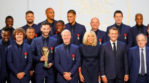 "Vous avez rendu fier tout un pays": Macron décore les Bleus champions du monde "Vous avez rendu fier tout un pays": Macron décore les Bleus champions du monde