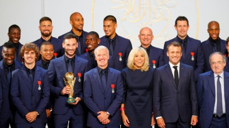 "Vous avez rendu fier tout un pays": Macron décore les Bleus champions du monde