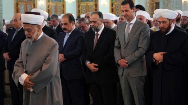 Syrie: le président Assad dans une mosquée de Damas pour célébrer l'Aïd Syrie: le président Assad dans une mosquée de Damas pour célébrer l'Aïd
