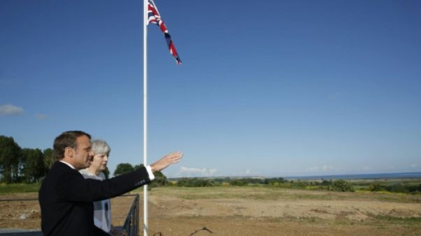 Macron et May célèbrent côte à côte le "D-Day" Macron et May célèbrent côte à côte le "D-Day"
