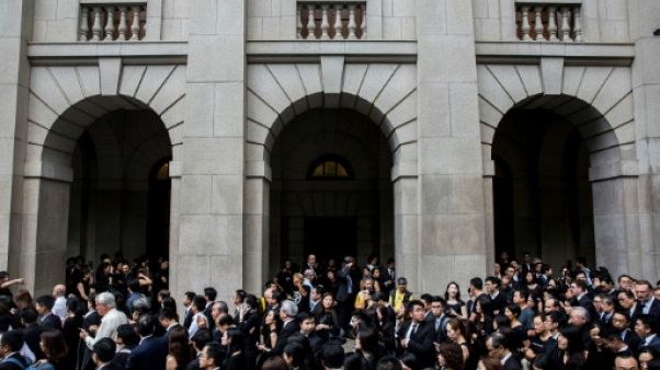 Hong Kong: les avocats défilent contre le projet d'extradition vers la Chine Hong Kong: les avocats défilent contre le projet d'extradition vers la Chine