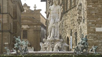 Entra in fontana Nettuno Firenze,multato