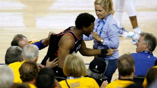 NBA: le spectateur qui a bousculé Lowry, est l'un des co-propriétaires de Golden State NBA: le spectateur qui a bousculé Lowry, est l'un des co-propriétaires de Golden State