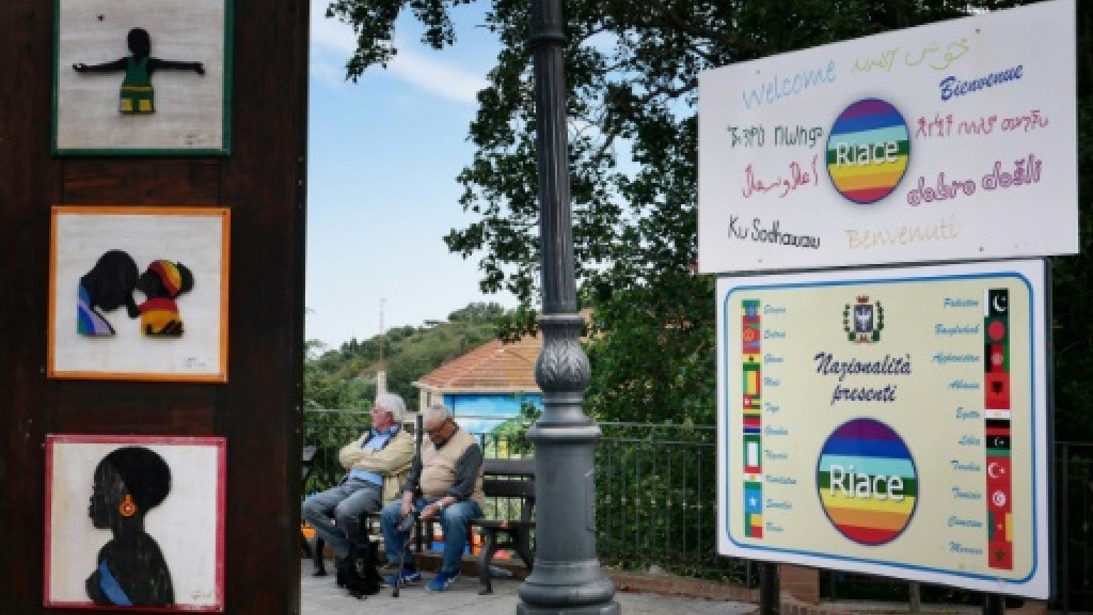 Le panneau à l'entrée du village de Riace en Italie, le 4 juin 2019