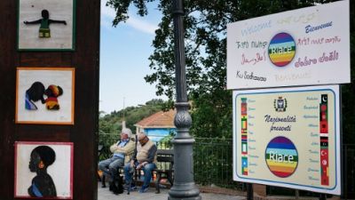 Le panneau à l'entrée du village de Riace en Italie, le 4 juin 2019 Le panneau à l'entrée du village de Riace en Italie, le 4 juin 2019