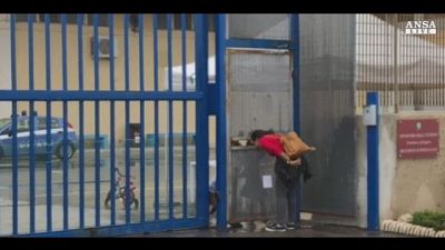 Migranti: a Pozzallo nave con 62 a bordo Migranti: a Pozzallo nave con 62 a bordo