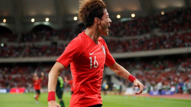 Hwang strikes late to give South Korea win over Socceroos