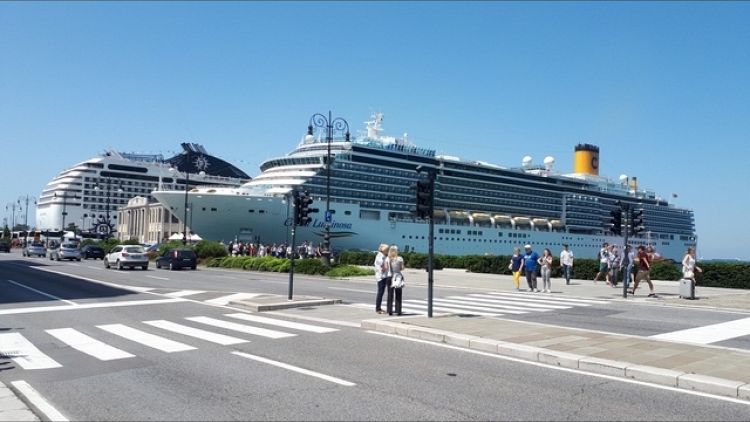 Crociere: due navi dirottate su Trieste