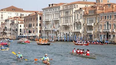 Venezia: Vogalonga, remo contro motore Venezia: Vogalonga, remo contro motore