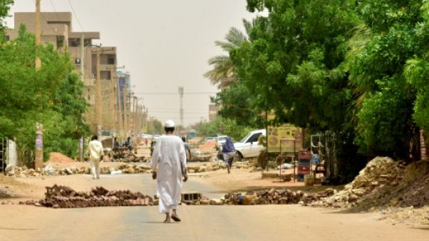 En banlieue de Khartoum, les barricades devenues symboles de la contestation En banlieue de Khartoum, les barricades devenues symboles de la contestation