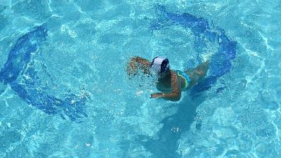 Bimba cade in piscina,massaggio la salva Bimba cade in piscina,massaggio la salva
