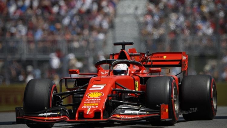 Vettel ostacola Hamilton, 5'' penalità