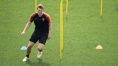 Netherlands' De Ligt laughs off Ronaldo's Juve 'offer' Netherlands' De Ligt laughs off Ronaldo's Juve 'offer'
