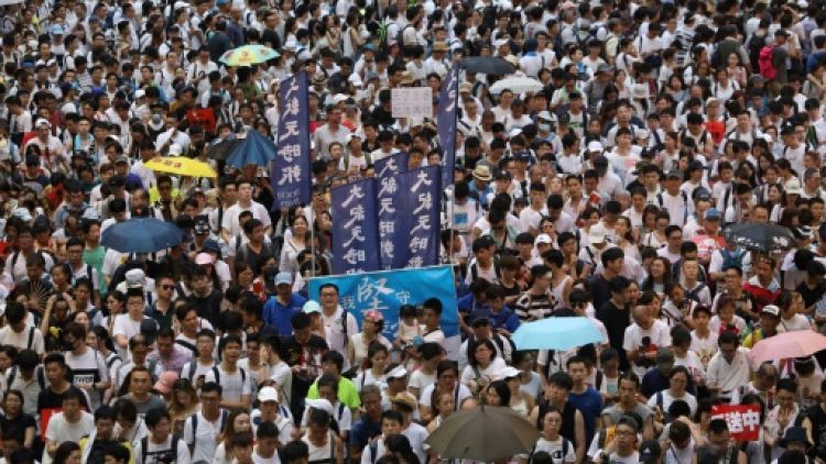 "Hong Kong écrit l'histoire": une marée blanche dans la rue pour dire "non" à Pékin