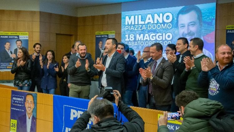 Salvini a Conte, tagliare le tasse