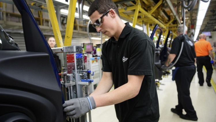 اقتصاد بريطانيا ينكمش في أبريل مع إغلاق مصانع سيارات