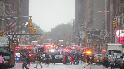 Helicopter crashes onto roof of Manhattan skyscraper, killing one Helicopter crashes onto roof of Manhattan skyscraper, killing one