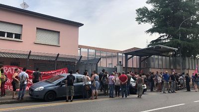 Hub migranti chiuso,protesta ai cancelli