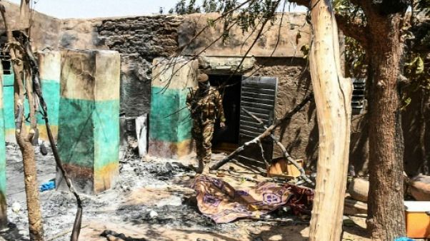 Un soldat malien dans les ruines du village peul d'Ogossagou attaqué le 25 mars 2019 par de présumés chasseurs dogon Un soldat malien dans les ruines du village peul d'Ogossagou attaqué le 25 mars 2019 par de présumés chasseurs dogon