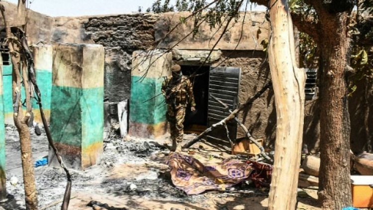 Un soldat malien dans les ruines du village peul d'Ogossagou attaqué le 25 mars 2019 par de présumés chasseurs dogon 